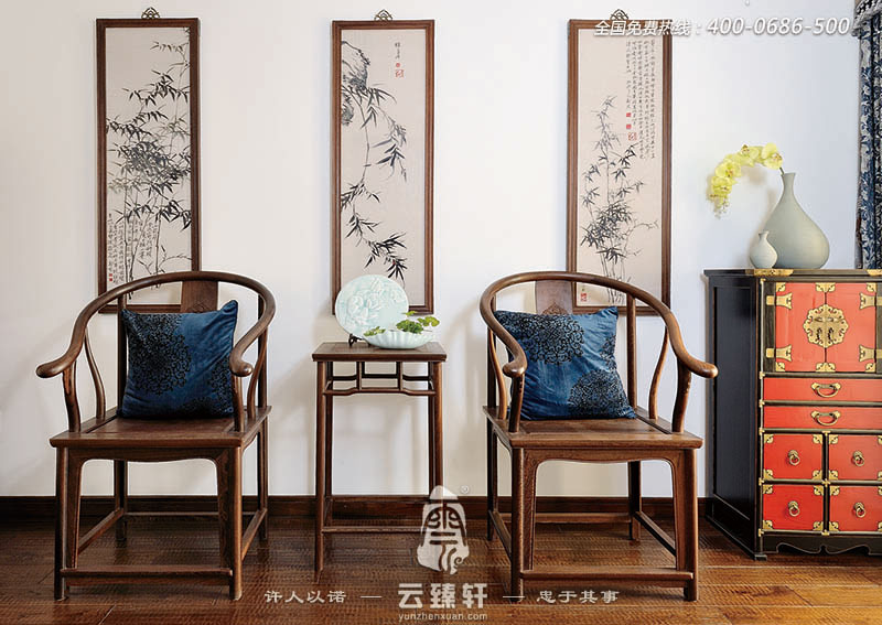 兩把明式椅子的擺放，墻上的水墨竹子畫