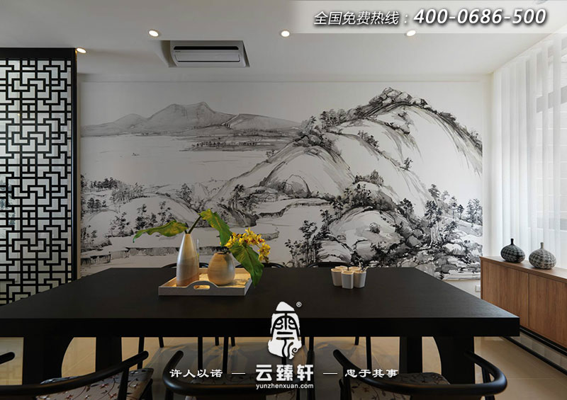 餐廳的裝飾又以傳統(tǒng)的黑白水墨畫點(diǎn)綴其中